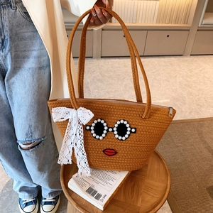 Sac cabas tressé marron avec lunettes en perles, broderie lèvres rouges et nœud dentelle