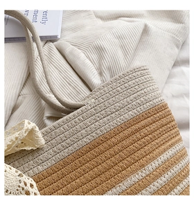 Détails du sac de plage tissé avec nœud en dentelle et anses en corde épaisse
