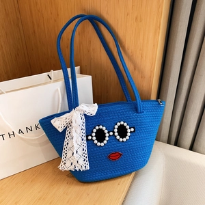 Sac à bandoulière bleu tissé avec motif lunettes en perles et nœud en dentelle