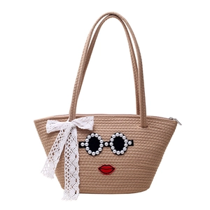 Sac de plage tressé kaki avec lunettes de soleil en perles et broderie lèvres rouges