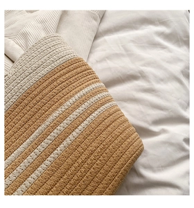 Détail de la texture en corde de coton tissée main en beige et bois pour sac de plage