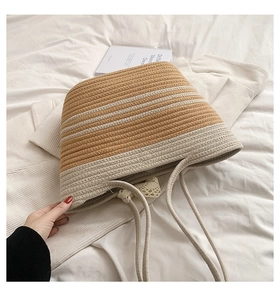 Détail du sac de plage tissé à rayures avec bordure en dentelle délicate et anses en corde