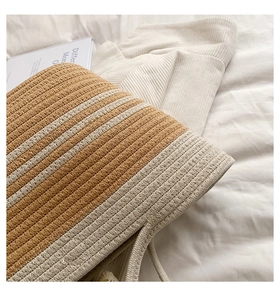 Détail de la texture tissée et des rayures de ce sac de plage en paille tressée