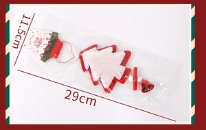 Détail d'ornement de sapin de Noël rouge et blanc avec cloche et étiquette festive