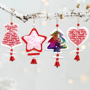 Charmant lot de 4 suspensions de Noël en bois rouge et blanc avec cloches et étoiles