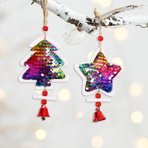 Décorations de Noël en paillettes avec cloches suspendues sur des branches de bouleau