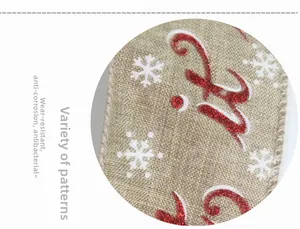 Details von Weihnachts-Juteband mit rotem Glitzerschriftzug und weißen Schneeflocken