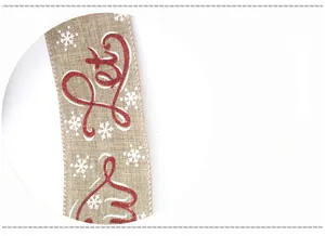 Nahaufnahme von Jute-Weihnachtsband mit rotem Glitzer-Schriftzug und weißen Schneeflocken