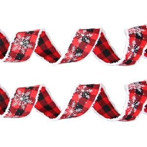 Détail du ruban de Noël à carreaux rouges et noirs avec flocons et bordure en fourrure