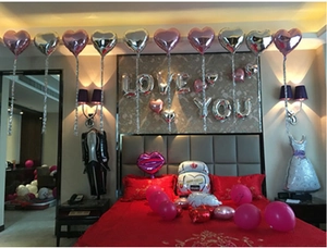 Décoration de mariage avec ballons en cœur, lettres LOVE YOU et ballons en robe de mariée