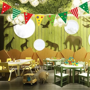 Aula scolastica decorata con bandierine hawaiane colorate e adesivi murali con animali