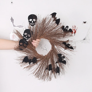 Halloween-Kranz mit schwarzen Skelett-Fledermäusen und Geistern auf trockenen Zweigen