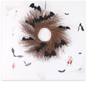 Halloween-Kranz aus Naturzweigen mit schwarzen Fledermäusen vor Spinnennetz-Wand