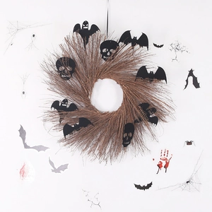 Nahaufnahme von Halloween-Kranz mit schwarzen Fledermaus- und Geist-Silhouetten