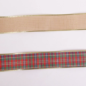 Détail du ruban doré texturé et du ruban tartan rouge et vert avec des bords dorés brillants