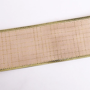 Vue macro d'un ruban en maille or champagne avec texture grillagée et bords dorés
