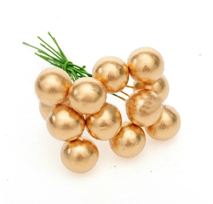 Detail von goldenen Weihnachtlichen Beeren am Draht für festliche DIY Kränze und Deko