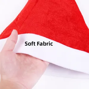 Dettaglio della morbida trama del tessuto in peluche rosso e bianco del cappello di Natale