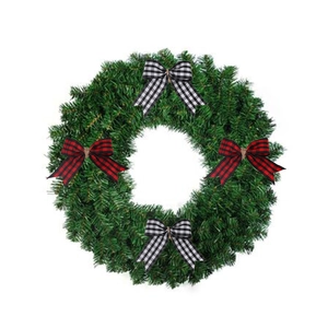 Corona di Natale con aghi di pino verdi e fiocchi decorativi a quadri rossi e neri