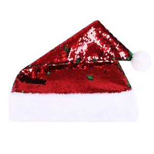 Dettaglio macro di paillettes rosse lucide e morbido peluche bianco sul cappello di Natale