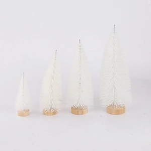Vierer-Set weiße Mini-Sisal-Weihnachtsbäume mit Holzsockel in verschiedenen Höhen für Deko
