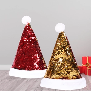 Dettaglio di festosi cappelli di Natale con paillettes rosse e oro e bordo in peluche