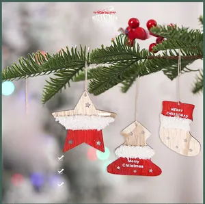Lot de quatre ornements de Noël en bois avec étoiles et sapins suspendus à des branches