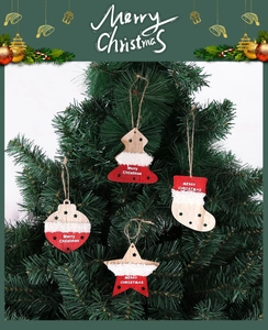 Détail de quatre ornements de Noël en bois avec bordure en fourrure blanche sur l'arbre