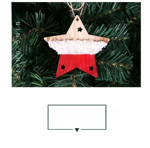 Gros plan d'une étoile de Noël en bois avec texte de vœux et bordure en fausse fourrure
