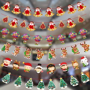 Détail de bannières de Noël variées avec Père Noël, rennes et sapins festifs
