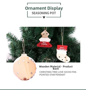 Vue détaillée des ornements de Noël en bois rouge avec gravure Merry Christmas
