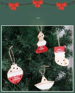 Gros plan de décorations de Noël en bois sur un sapin avec texte Merry Christmas