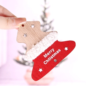 Suspension de Noël colorée en bois avec texte Merry Christmas et détail en peluche