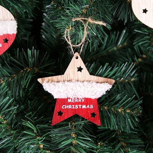 Ornement de sapin de Noël en bois en forme d'étoile avec base rouge et bordure en fourrure