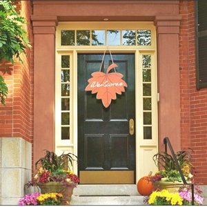 Maple leaf wooden welcome sign for Thanksgiving door decoration with rustic autumn style