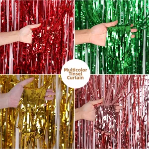 Detail van metalen franjegordijnen in goud, rood en groen voor feestelijke achtergrond
