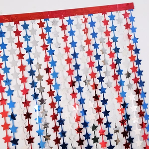 Dettaglio della tenda a frange con stelle in rosso, bianco e blu per decorazione