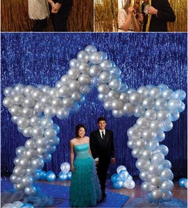 Detail von blauem und goldenem Lametta-Vorhang als Party-Hintergrund mit Stern-Ballons