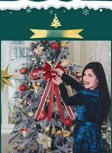 Detalle de una mujer colgando un lazo de Navidad de cuadros rojos y negros