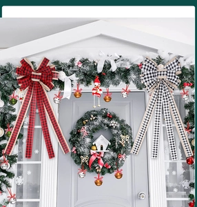 Lazos navideños de cuadros rústicos colgados en una corona de puerta para decoración
