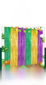 Gros plan du rideau de guirlandes vert or et violet pour décor de fête Mardi Gras
