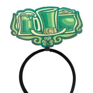 Diadema de San Patricio con cerveza verde y diseño de trébol sobre fondo blanco puro