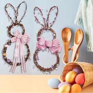 Detail der handgefertigten Osterhasen-Kränze mit rosa Schleifen und bunten Eiern