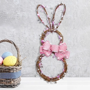 Detailansicht des Osterhasen-Kranzes mit rosa Glitzerschleife und lila LED-Leuchten