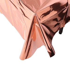 Tovaglia monouso in PET grande per feste in finitura oro rosa metallizzato lucido