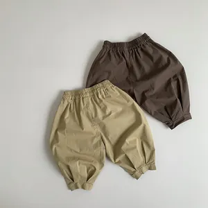 Détail à plat de pantalons rétro en coton pour enfants de style japonais chic