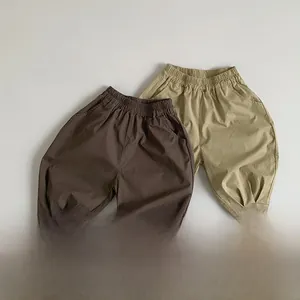 Détail de la taille élastique et des poches sur le pantalon large en coton enfant