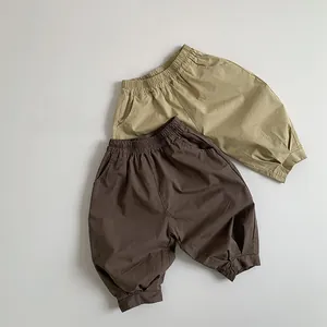 Vue détaillée du pantalon sarouel enfant en kaki et marron avec taille élastique et poches