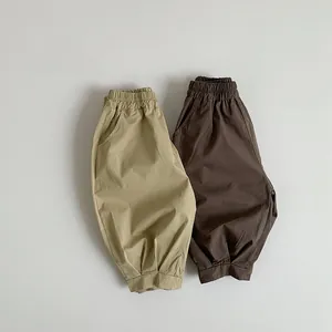 Pantalon en coton pour enfants en kaki et marron foncé avec taille élastique à plat