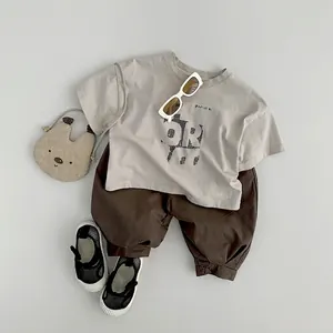 Ensemble d'été pour enfants style coréen avec t-shirt gris et pantalon large marron